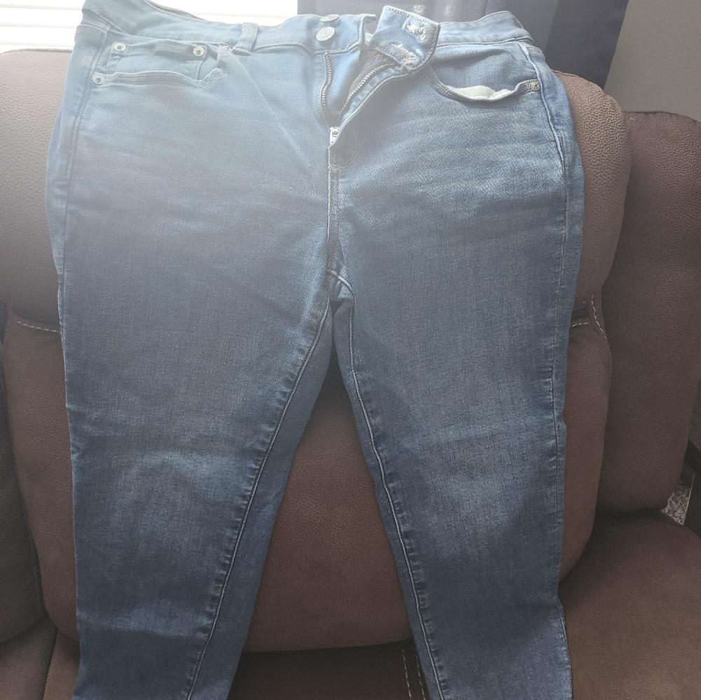 Woman's corp artist style capri